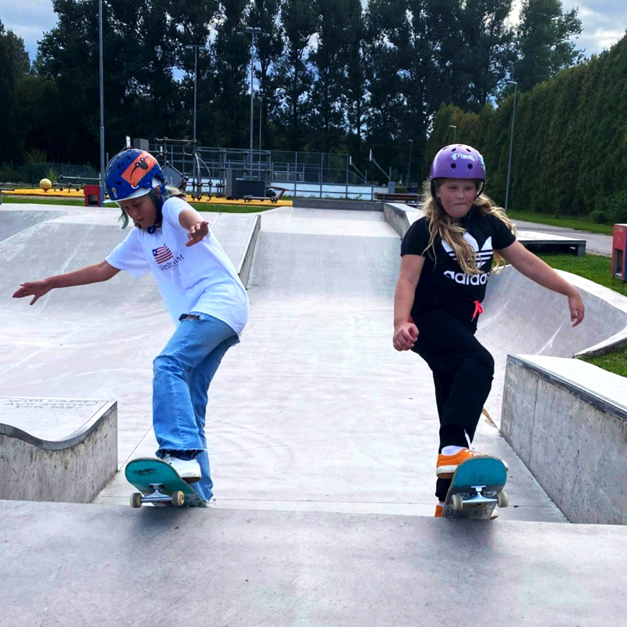 Två flickor som åker skateboard