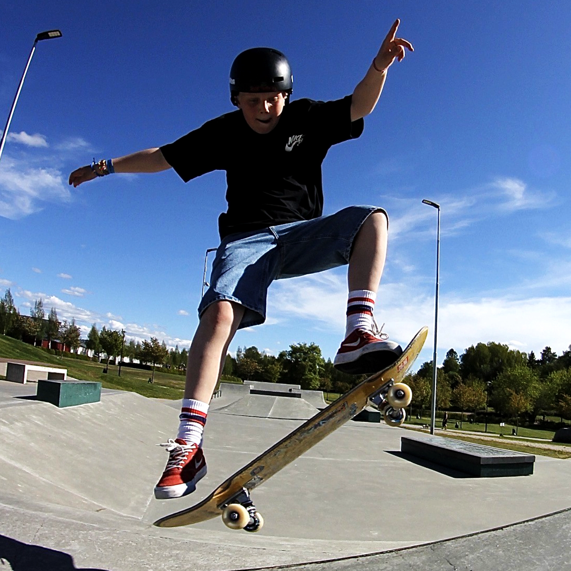 Pojke som gör frontside ollie