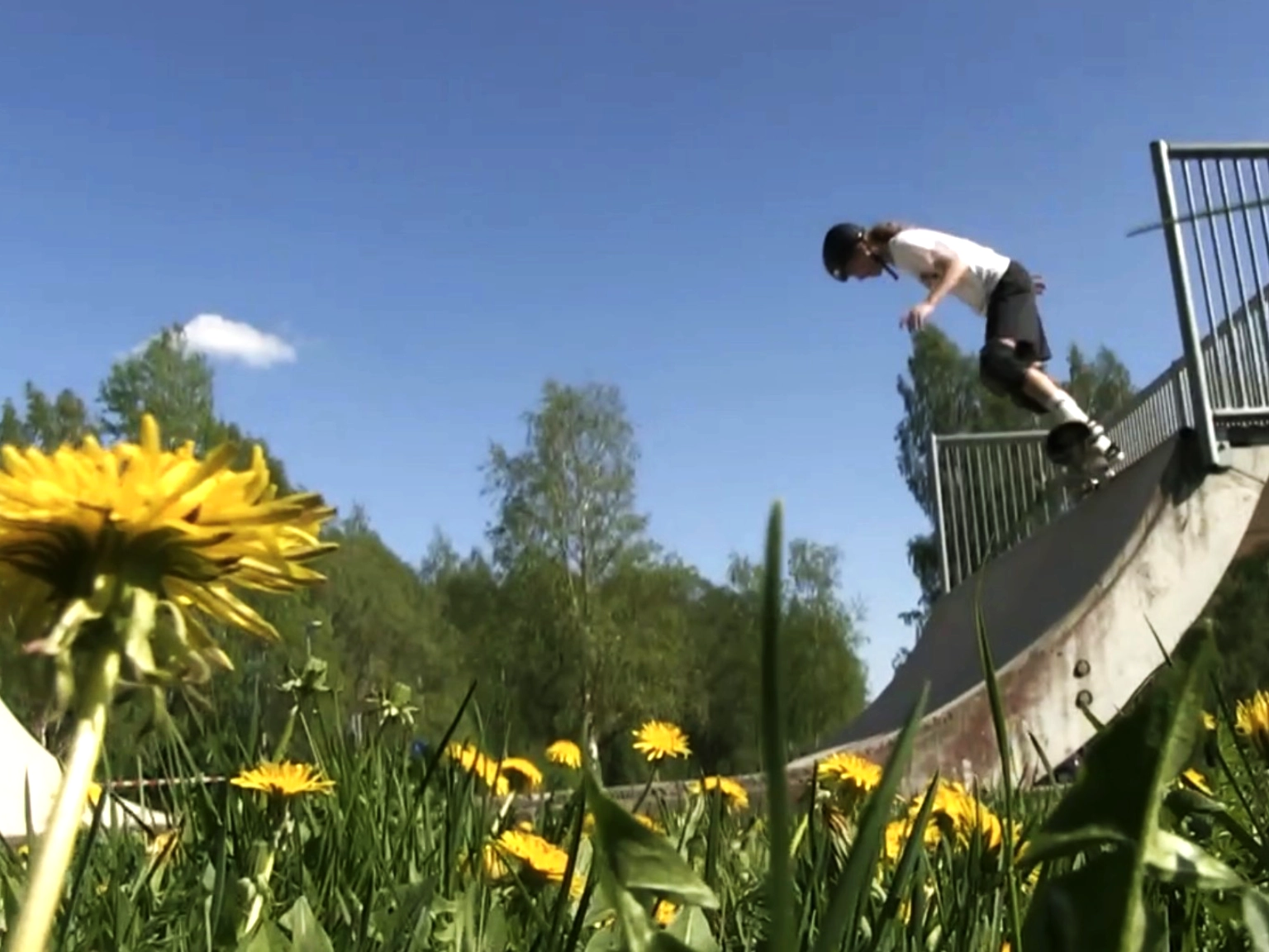 Flicka som gör backside 5-0